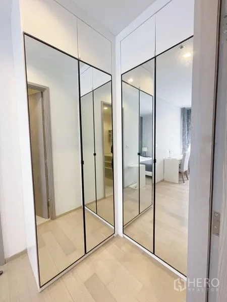 คอนโด ขายในWatthana, Bangkok - โถงทางเข้าพร้อมตู้เสื้อผ้าบานกระจกเต็มความสูง เพิ่มพื้นที่เก็บของ