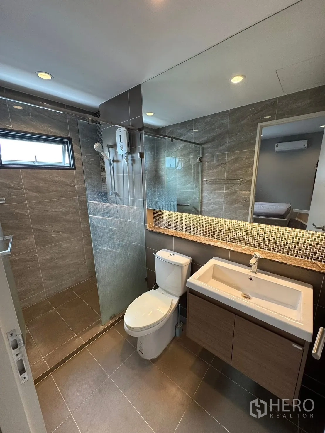 独立式住宅 出售在Mueang Pathum Thani, Pathum Thani - 现代卫浴，玻璃干湿分离、台盆与墙砖。