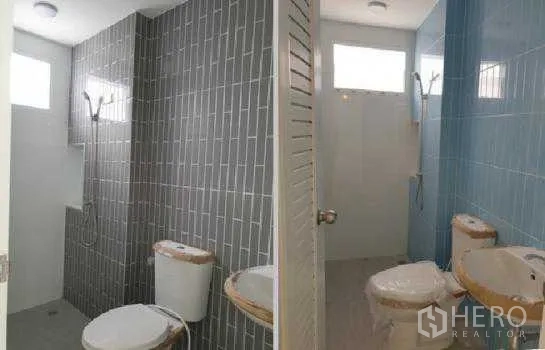 คลังสินค้า ให้เช่าในPrawet, Bangkok - ห้องน้ำสมัยใหม่สองห้อง ผนังกระเบื้อง พร้อมฝักบัว โถสุขภัณฑ์ และอ่างล้างหน้า