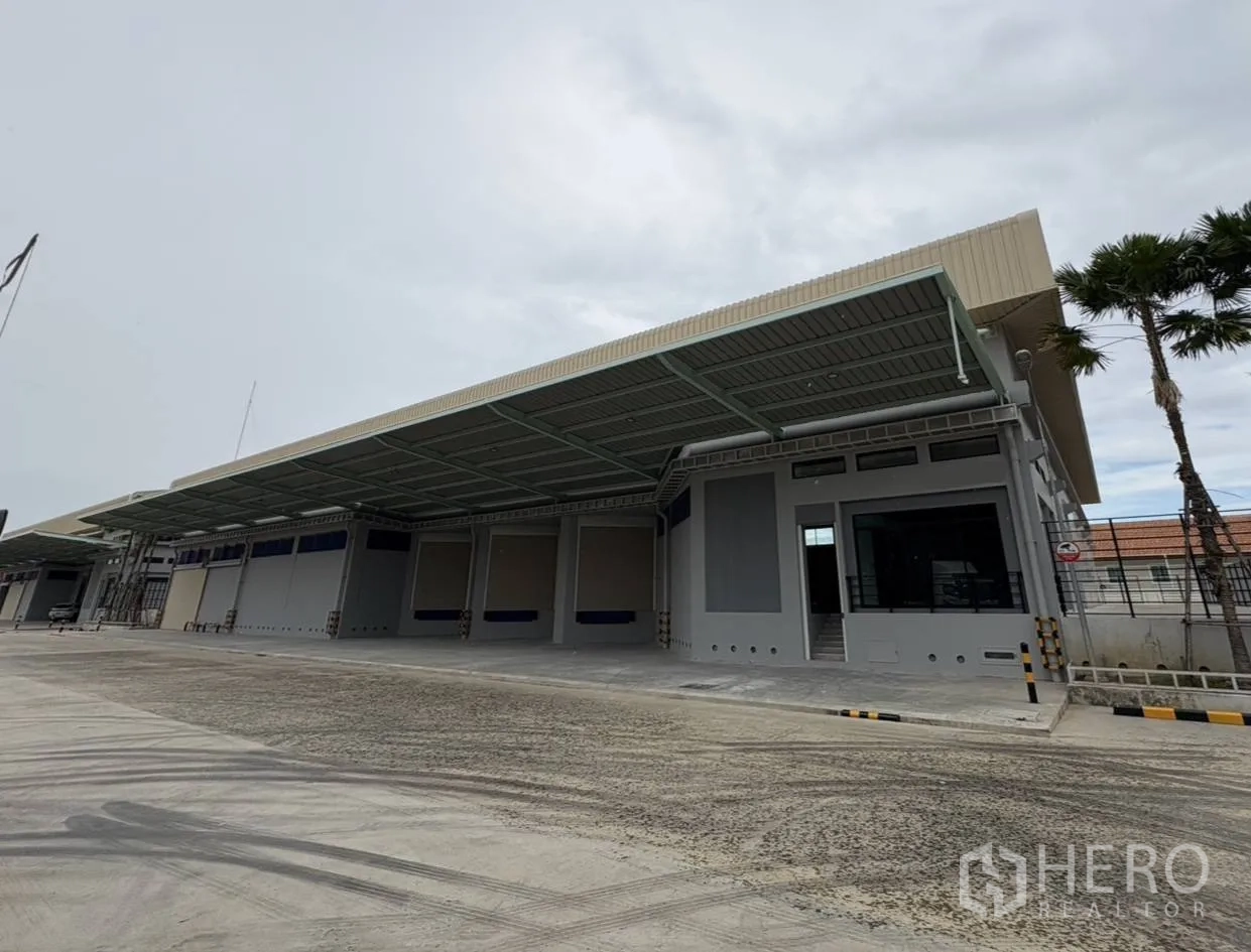 คลังสินค้า ให้เช่าในMueang Samut Prakan, Samut Prakan - ด้านหน้าอาคารคลังสินค้า พร้อมกันสาดยื่นยาวและช่องโหลดหลายจุด