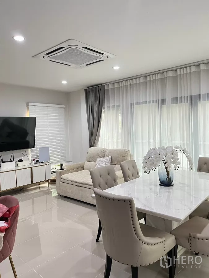 บ้าน ให้เช่าในSaphan Sung, Bangkok - โถงนั่งเล่นเชื่อมพื้นที่ทานอาหารโปร่งสว่าง โต๊ะท็อปหินอ่อน โซฟา ตู้วางทีวี และแอร์ฝังฝ้า