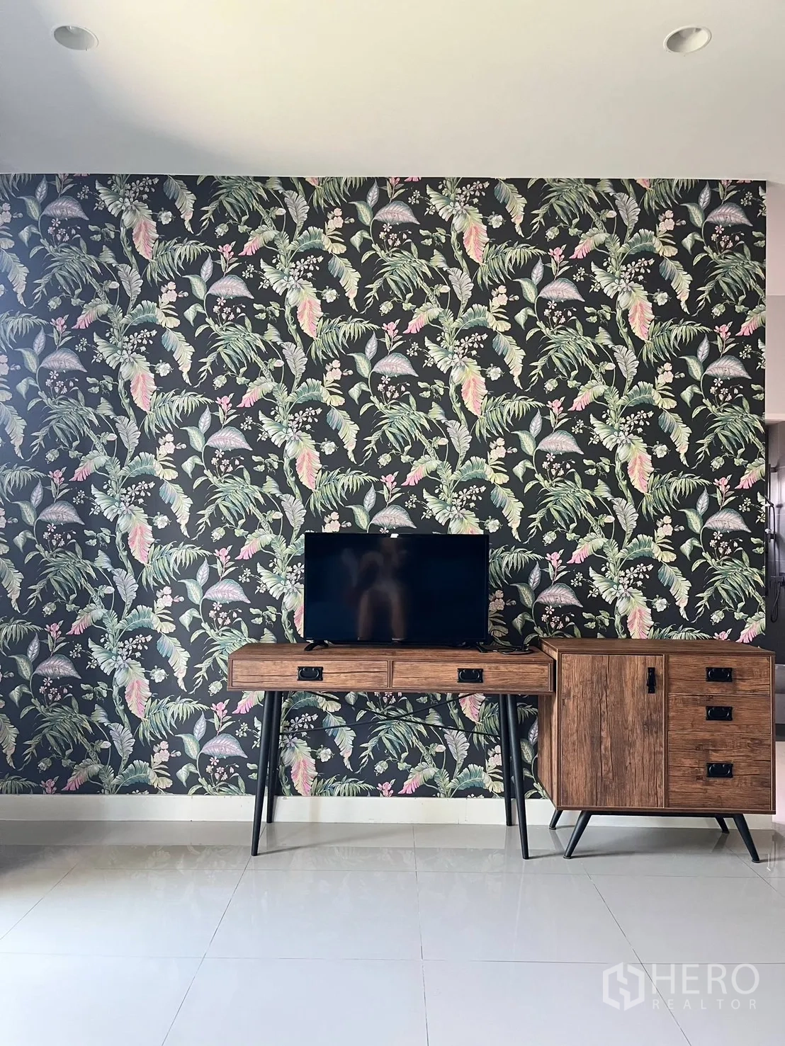 บ้าน ให้เช่าหรือขายในLam Luk Ka, Pathum Thani - ผนังลายทรอปิคัลและตู้คอนโซลไม้สำหรับทีวี