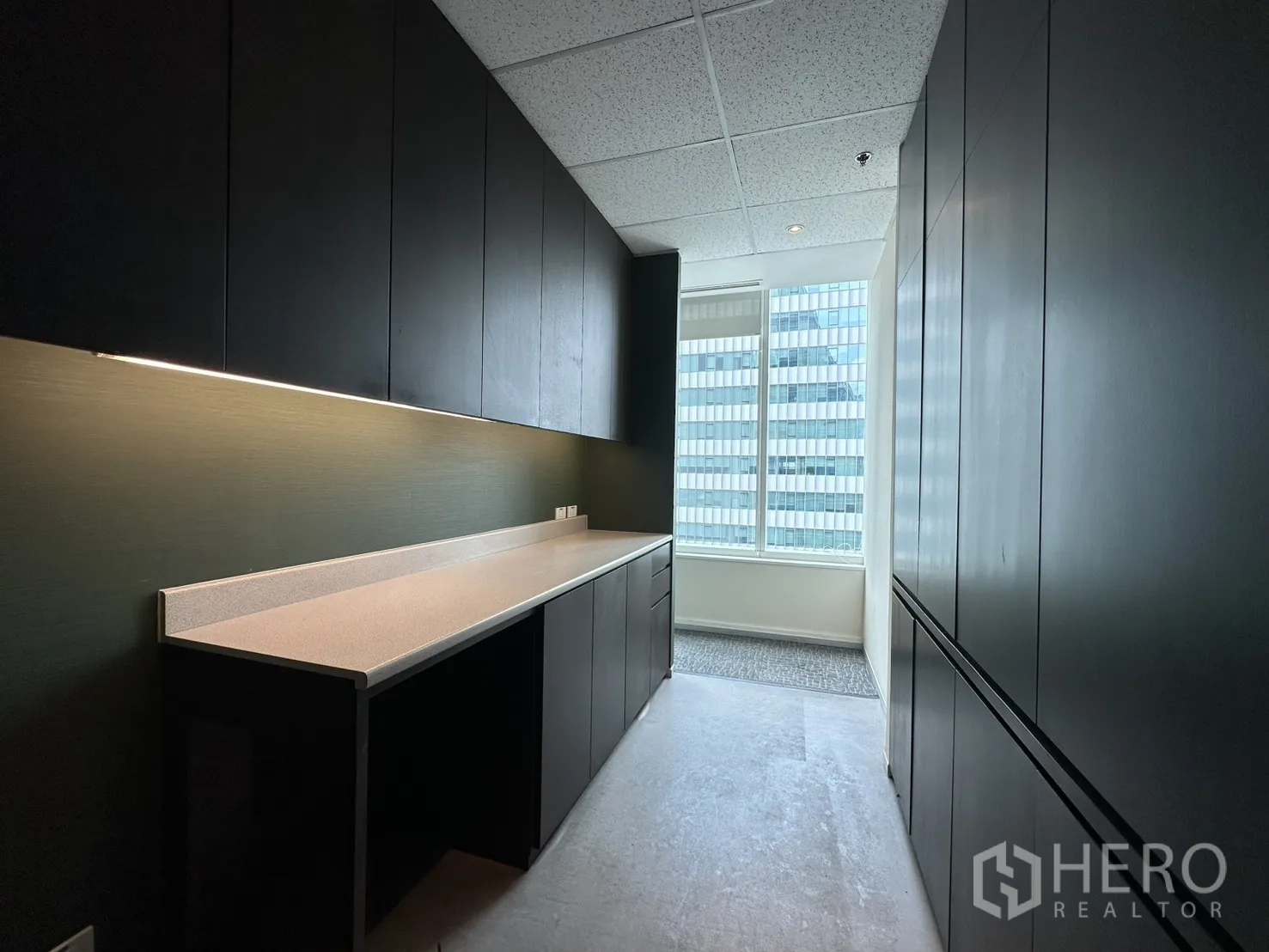 ออฟฟิศ for rent in Watthana, Bangkok - แพนทรีแบบกอลีย์พร้อมตู้จำนวนมาก ไฟส่องงาน และหน้าต่างท้ายห้อง