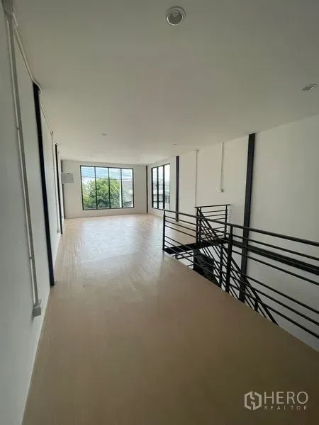 คลังสินค้า ให้เช่าหรือขายในLam Luk Ka, Pathum Thani - ชั้นลอยสำนักงาน ทางขึ้นบันไดเหล็ก และกระจกบานใหญ่รับแสงธรรมชาติ