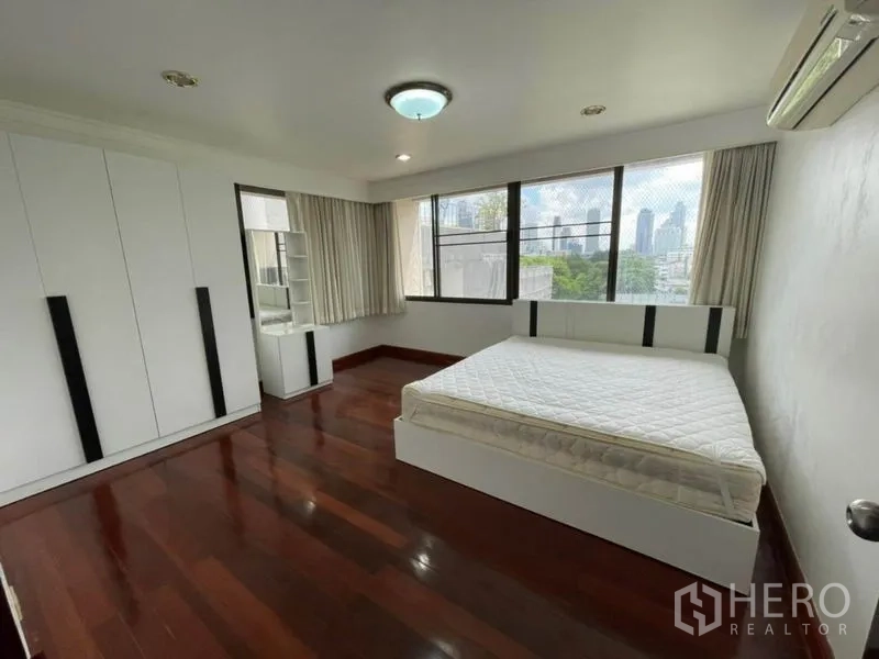 คอนโด ให้เช่าในWatthana, Bangkok - ห้องนอนมุมอาคาร วิวเมือง ตู้เสื้อผ้าสีขาว และพื้นไม้ขัดเงา