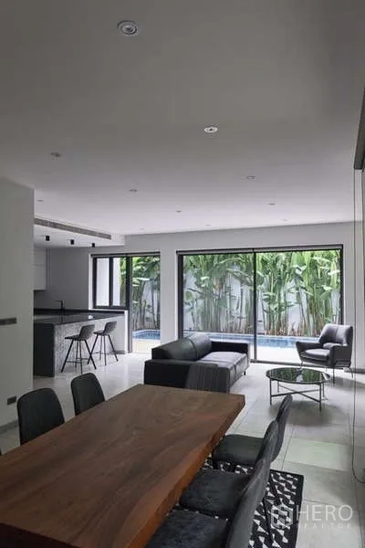 ทาวน์เฮาส์ ขายในWatthana, Bangkok - พื้นที่รับประทานอาหารเชื่อมสวนน้ำและสระว่ายน้ำส่วนตัวด้วยประตูกระจกบานเลื่อน