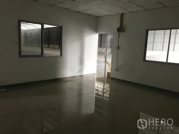货栈 出租在Mueang Samut Prakan, Samut Prakan - 仓库内地面铺砖的办公室，带窗户和玻璃门