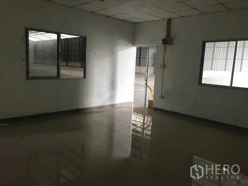 货栈 出租在Mueang Samut Prakan, Samut Prakan - 仓库内地面铺砖的办公室，带窗户和玻璃门