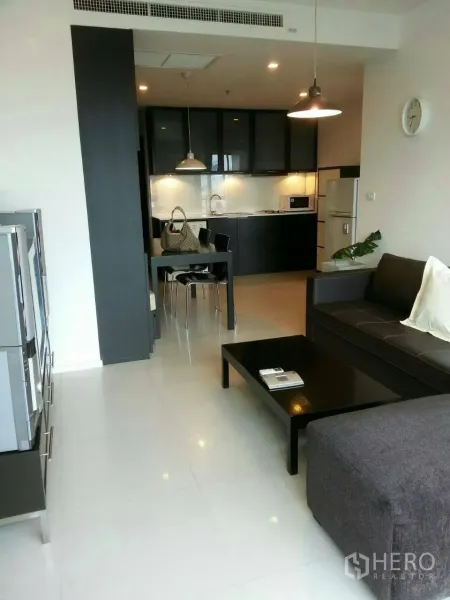 คอนโด ให้เช่าในPhaya Thai, Bangkok - พื้นที่นั่งเล่นและทานอาหารแบบโอเพ่นเชื่อมครัวตู้สีเข้มและไฟแขวน