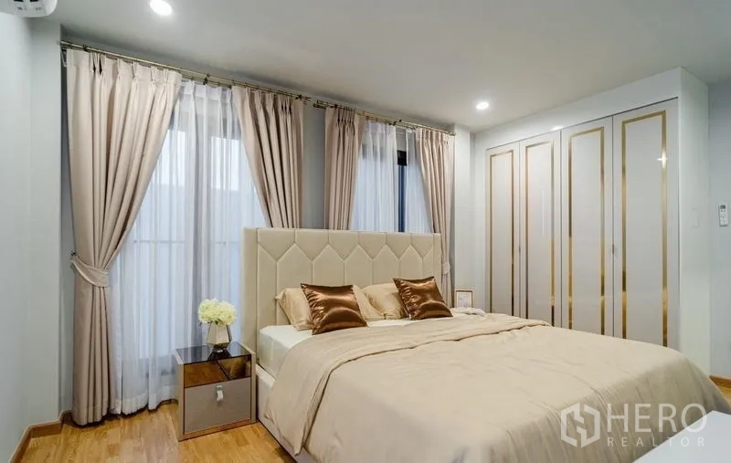 บ้าน ขายในLam Luk Ka, Pathum Thani - ห้องนอนหลักพร้อมตู้เสื้อผ้าบิวท์อินและแสงไฟนุ่มนวล