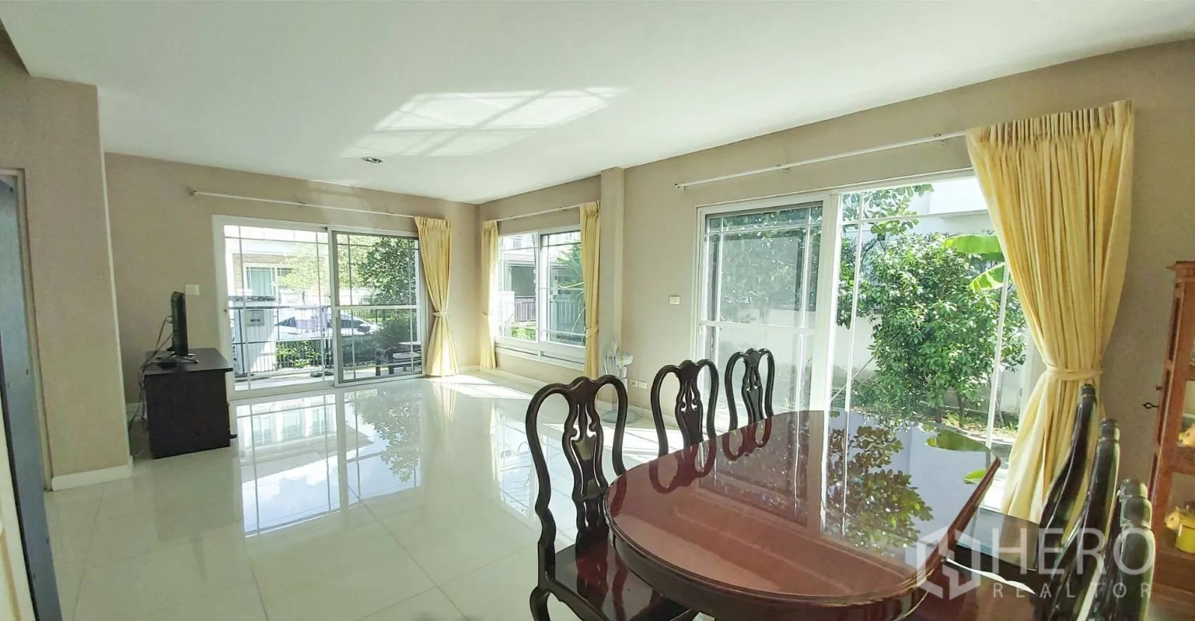 บ้าน for sale in Bang Kapi, Bangkok - พื้นที่นั่งเล่นและรับประทานอาหารโปร่งโล่ง ประตูกระจกบานเลื่อนมองเห็นสวน