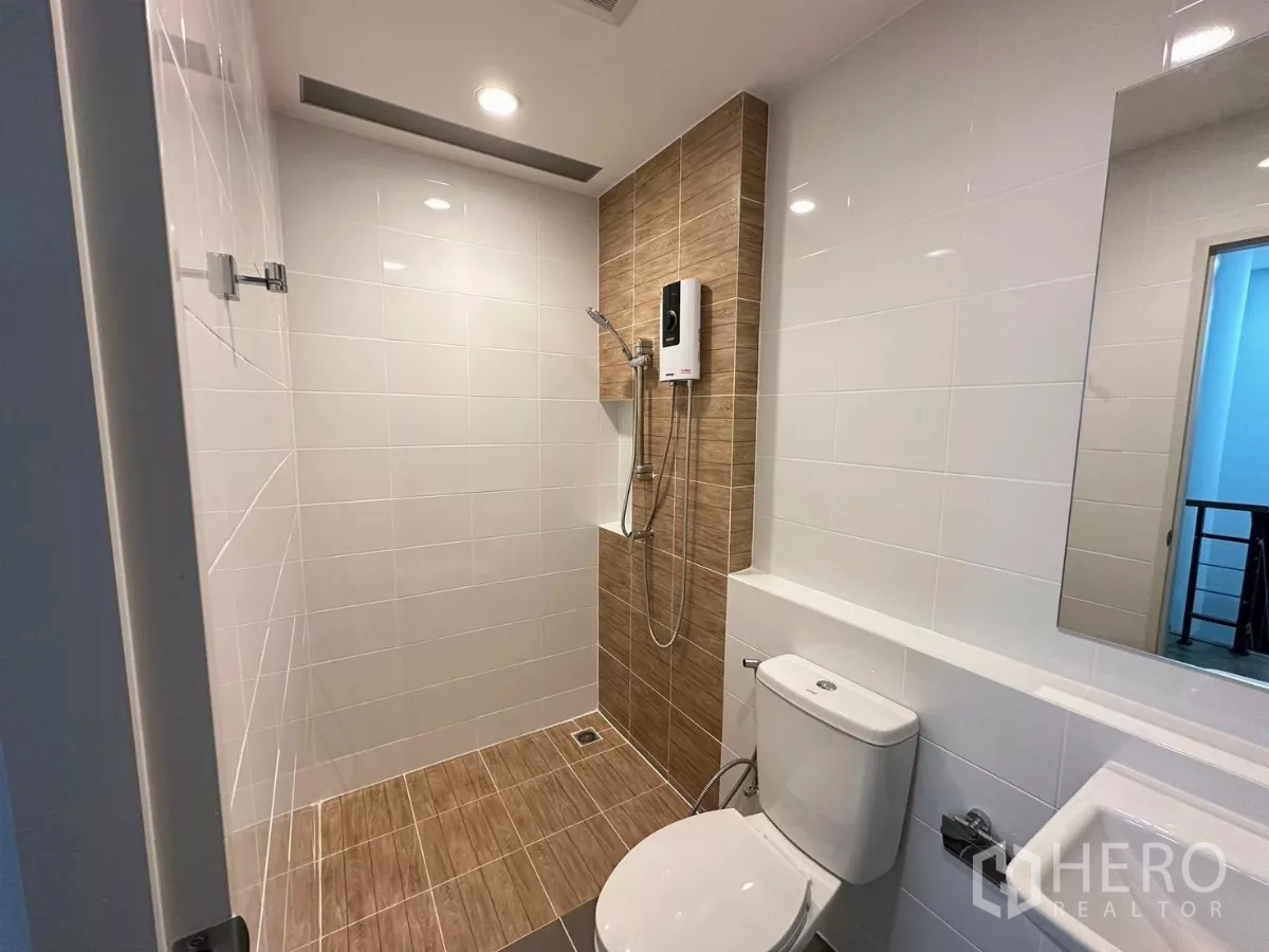 ทาวน์เฮาส์ ให้เช่าในBang Phli, Samut Prakan - ห้องน้ำพร้อมโซนอาบน้ำ เครื่องทำน้ำอุ่น โถสุขภัณฑ์ และกระเบื้องลายไม้