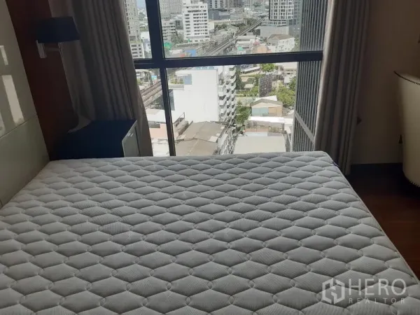 คอนโด ให้เช่าในKhlong Toei, Bangkok - ห้องนอนหน้าต่างบานใหญ่ มองเห็นวิวเมืองและแนวรถไฟ