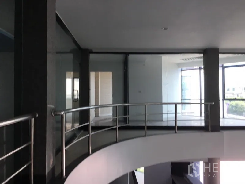货栈 出租或出售在Bang Kapi, Bangkok - 楼上玻璃隔断办公室与回廊，俯瞰大堂。