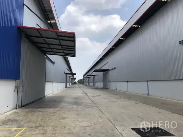 โรงงาน ให้เช่าหรือขายในPhra Nakhon Si Ayutthaya - เลนบริการคอนกรีตกว้างระหว่างโกดัง พร้อมประตูม้วนหลายจุด