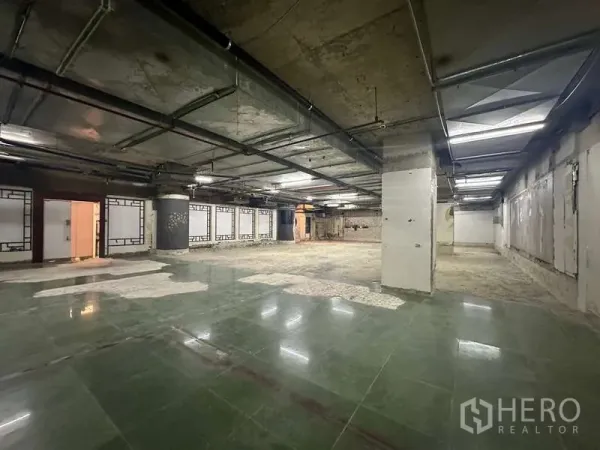 零售空间 出租 - 大面积毛坯店铺，网格天花配风管，地面部分铺砖部分毛坯。