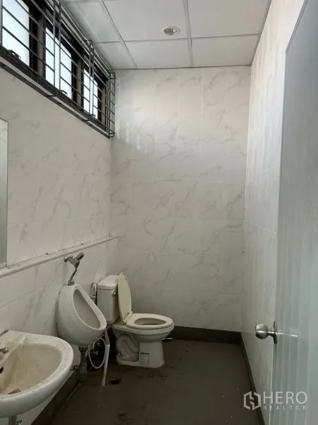 คลังสินค้า ให้เช่าในLat Krabang, Bangkok - ห้องน้ำพนักงานผนังกรุลายหินอ่อน พร้อมโถสุขภัณฑ์ โถปัสสาวะ อ่างล้างมือ และช่องลม