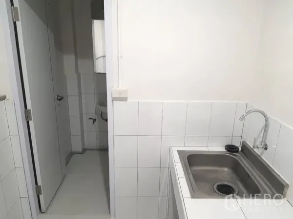 อาคารพาณิชย์ ให้เช่าในPhra Khanong, Bangkok - มุมแพนทรีอ่างล้างสแตนเลส ผนังกระเบื้อง อยู่ติดกับห้องน้ำ