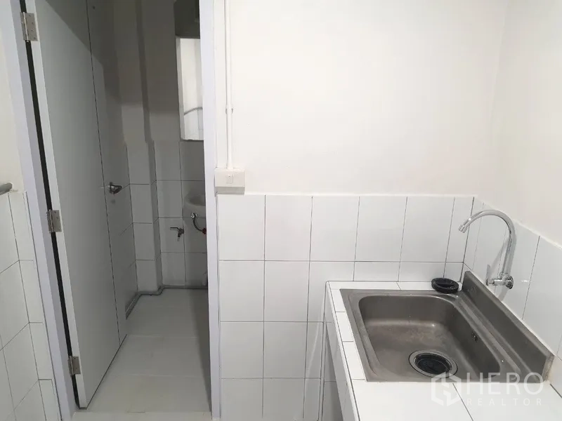 อาคารพาณิชย์ ให้เช่าในPhra Khanong, Bangkok - มุมแพนทรีอ่างล้างสแตนเลส ผนังกระเบื้อง อยู่ติดกับห้องน้ำ