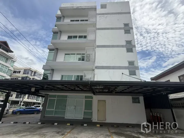 สำนักงาน ให้เช่าในBueng Kum, Bangkok - มุมมองด้านหลังอาคารสำนักงาน 5 ชั้น พร้อมบันไดหนีไฟและกันสาดกว้าง