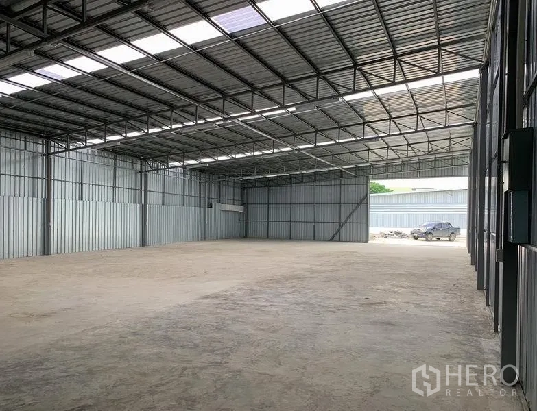 货栈 出租在Mueang Pathum Thani, Pathum Thani - 由内向入口方向，外有车辆，机动空间充足。