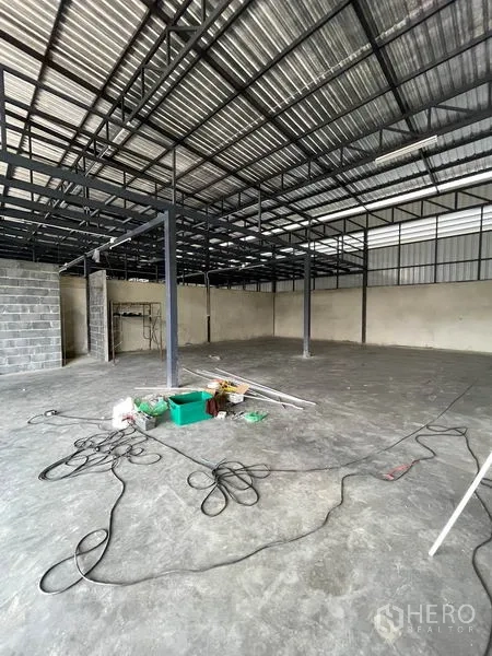 货栈 出租在Pathum Thani - 宽敞地坪，钢柱、砌块墙及地面电缆。