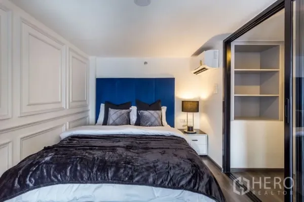 公寓 出租或出售在Chatuchak, Bangkok - 卧室配蓝色软包床头、床头灯与内置柜