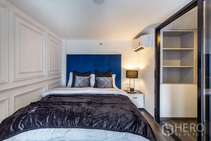 公寓 出租或出售在Chatuchak, Bangkok - 卧室配蓝色软包床头、床头灯与内置柜