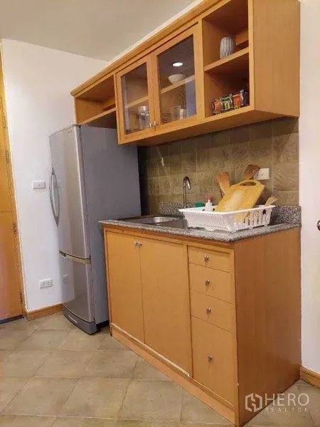 อพาร์ทเมนท์ ให้เช่า - มุมครัวขนาดกะทัดรัด เคาน์เตอร์หินแกรนิต อ่างล้างจาน และตู้เย็น