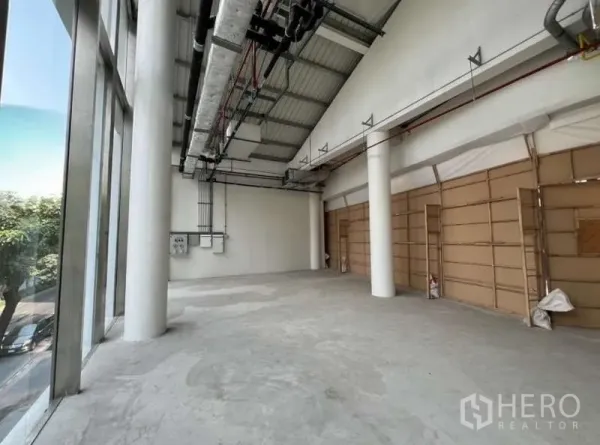 พื้นที่ขายปลีก ให้เช่าในPhaya Thai, Bangkok - พื้นที่ร้านค้ายาวโปร่ง เพดานสูง ผนังกระจกติดถนน พร้อมตู้เมนไฟและผนังกั้นชั่วคราว