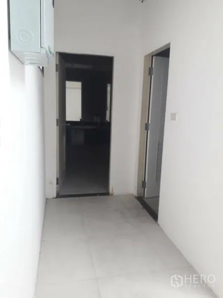 零售空间 出租在Watthana, Bangkok - 走廊通往店内的服务区与卫生间。