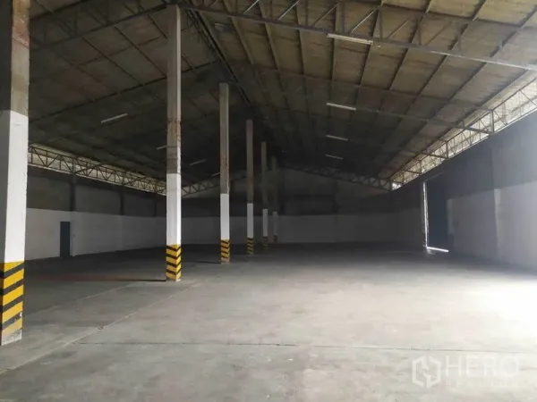 คลังสินค้า ให้เช่าในMueang Samut Prakan, Samut Prakan - มุมมองพื้นที่เก็บสินค้ากว้าง เสาสูง ช่วงเสาโปร่ง และแสงธรรมชาติใกล้ประตูด้านข้าง