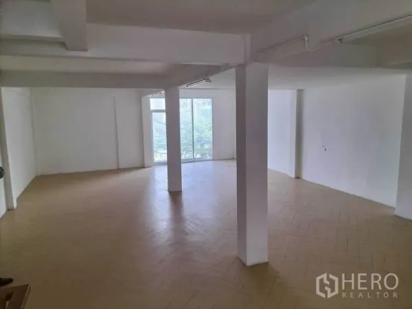 店屋 出租在Khlong Toei, Bangkok - 宽敞楼层，鱼骨拼地板，结构立柱与落地窗采光。