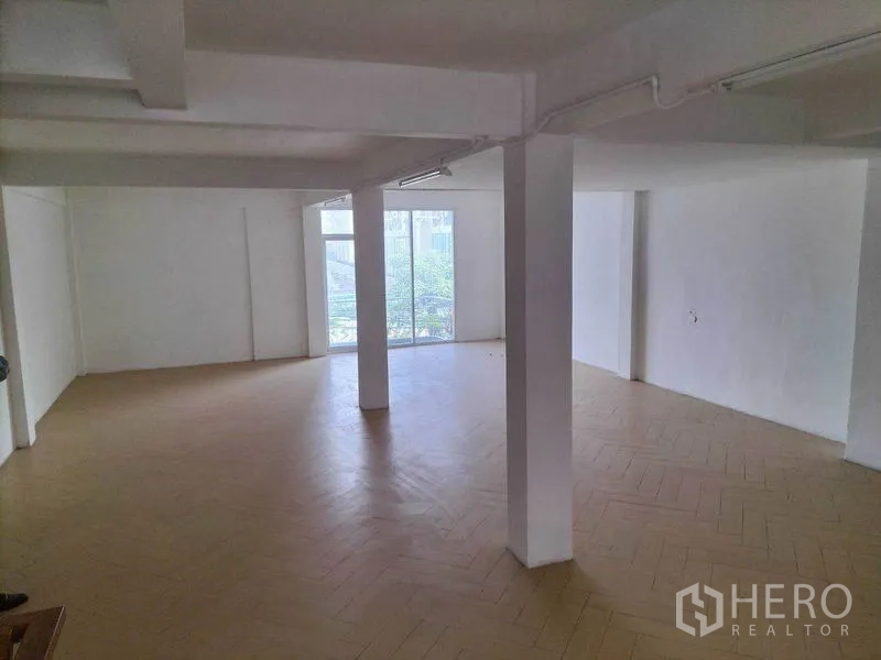 店屋 出租在Khlong Toei, Bangkok - 宽敞楼层，鱼骨拼地板，结构立柱与落地窗采光。