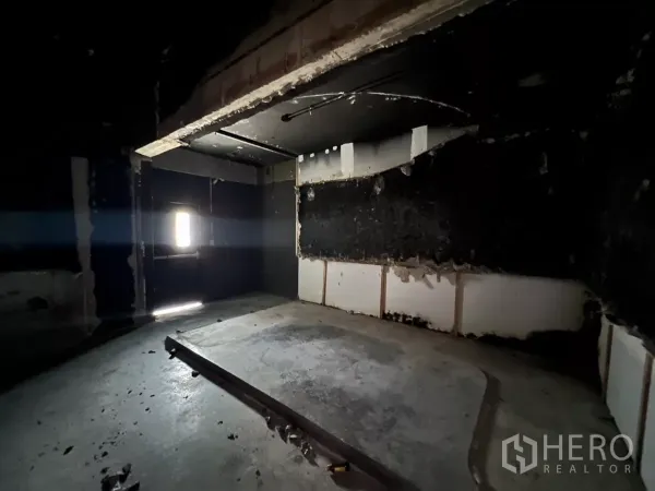 零售空间 出租在Khlong Toei, Bangkok - 室内设有抬高平台，可作舞台或厨房基础。