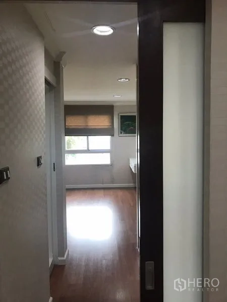 คอนโด ขายในWatthana, Bangkok - ทางเดินมองเข้าสู่ห้องนอนสว่างมีหน้าต่างบานใหญ่และมู่ลี่