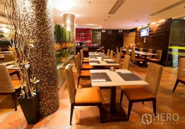 พื้นที่ขายปลีก ให้เช่าในKhlong Toei, Bangkok - โซนรับประทานอาหารไฟอุ่น เสาตกแต่งโมเสก เก้าอี้หวาย และพื้นกระเบื้อง