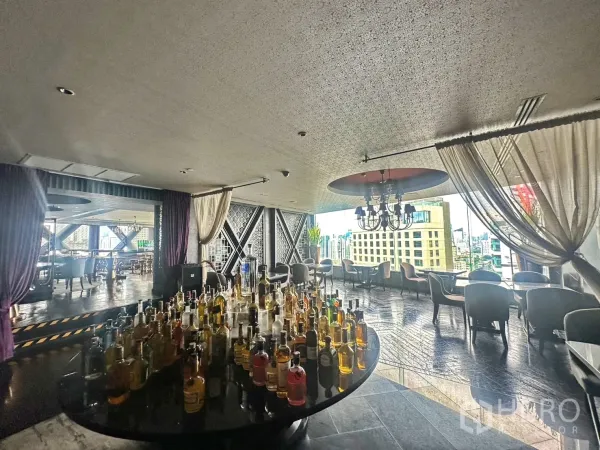 พื้นที่ขายปลีก ให้เช่าในKhlong Toei, Bangkok - เลานจ์รับประทานอาหารสว่างไสว โต๊ะโชว์ขวด และวิวเมืองกว้าง