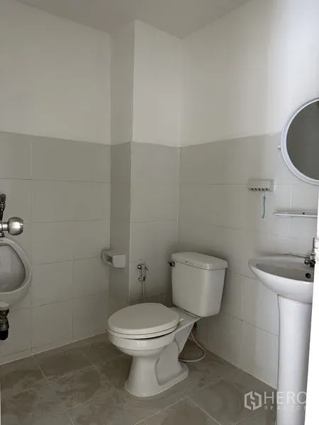 โรงงาน ให้เช่าในBang Sao Thong, Samut Prakan - ห้องน้ำปูกระเบื้องสะอาด พร้อมโถสุขภัณฑ์ โถปัสสาวะ และอ่างล้างหน้า.