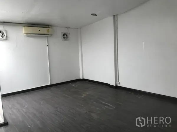 อาคารพาณิชย์ ให้เช่าในWatthana, Bangkok - ห้องติดแอร์พร้อมพัดลมดูดอากาศคู่ พื้นไม้โทนเข้ม