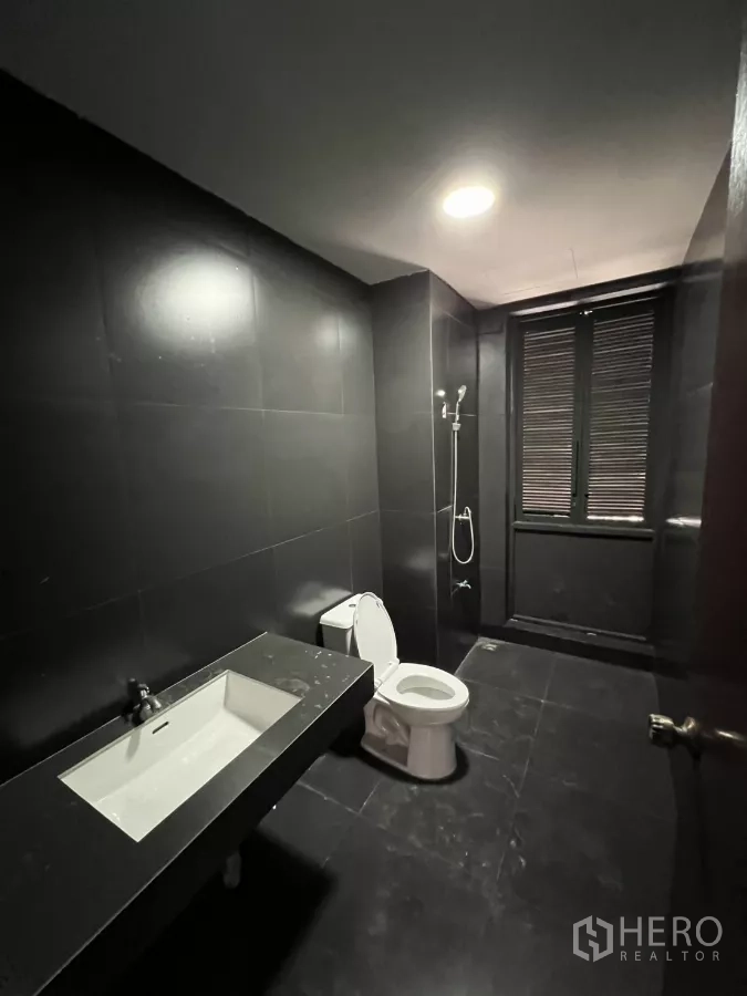 สำนักงานที่บ้าน ให้เช่าในPathum Wan, Bangkok - ห้องน้ำกระเบื้องดำพร้อมโถสุขภัณฑ์ อ่างล้างหน้า และฝักบัว