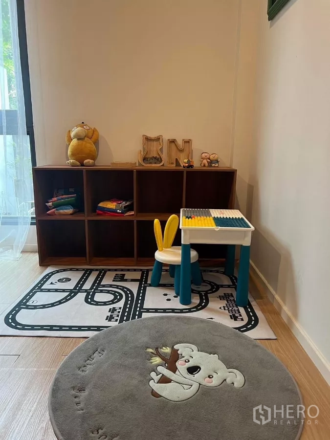 บ้าน ให้เช่าในSaphan Sung, Bangkok - มุมเล่นเด็ก ชั้นเก็บของ โต๊ะตัวเล็ก และแผ่นรองเล่น.