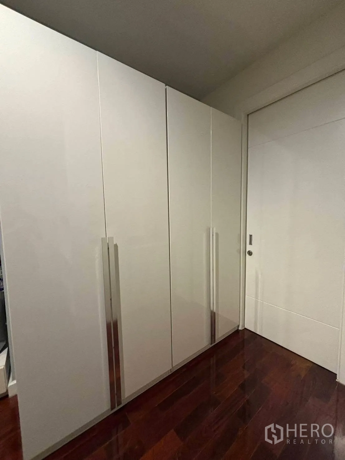 独立式住宅 出租在Bang Kapi, Bangkok - 走廊白色衣柜，旁有推拉门