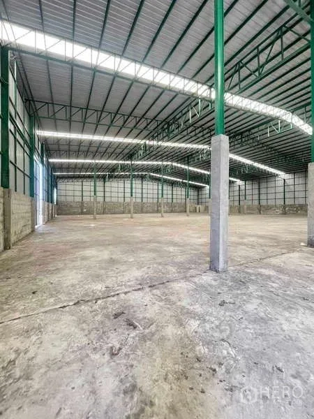 工厂 出租在Bang Pakong, Chachoengsao - 高挑生产大厅，混凝土地面与加固立柱，承重强。