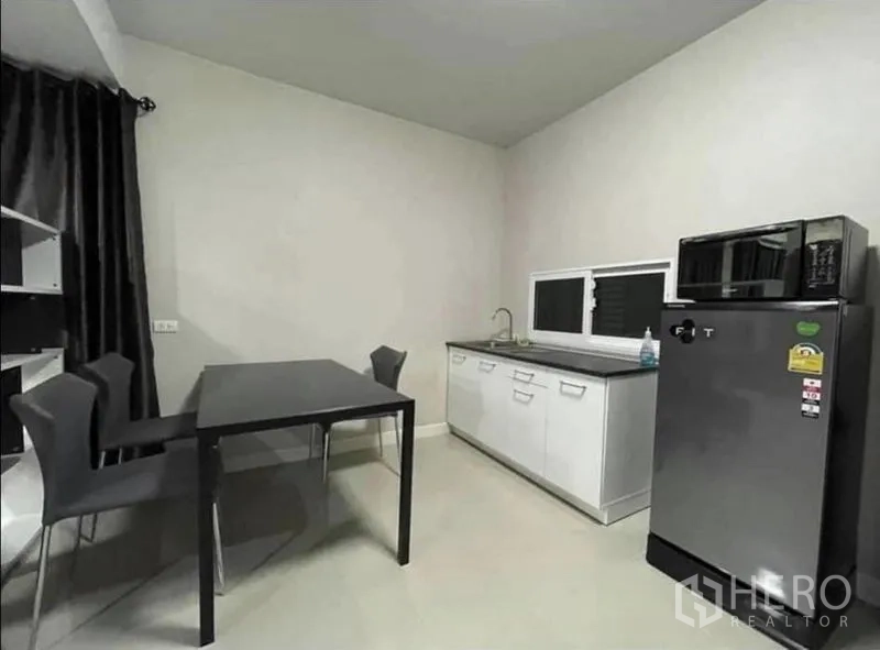 สำนักงานที่บ้าน ให้เช่าในSamut Prakan - แพนทรีครัวขนาดกะทัดรัด พร้อมตู้เก็บของ อ่างล้างจาน ชุดโต๊ะทานอาหาร และตู้เย็นสแตนเลส