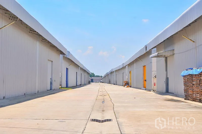 คลังสินค้า ให้เช่าในLat Krabang, Bangkok - ถนนคอนกรีตกว้างระหว่างแถวโกดัง สะดวกสำหรับรถบรรทุก