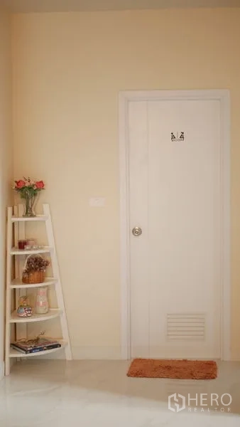 Detached House for rent or sale in Bang Bo, Samut Prakan - Light-toned corridor with white door and ladder shelf for decor.