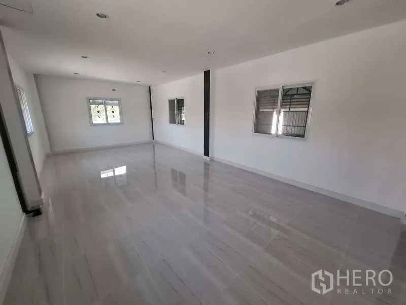 货栈 出租或出售在Bang Phli, Samut Prakan - 二层开放式办公室，设窗户与亮面地面