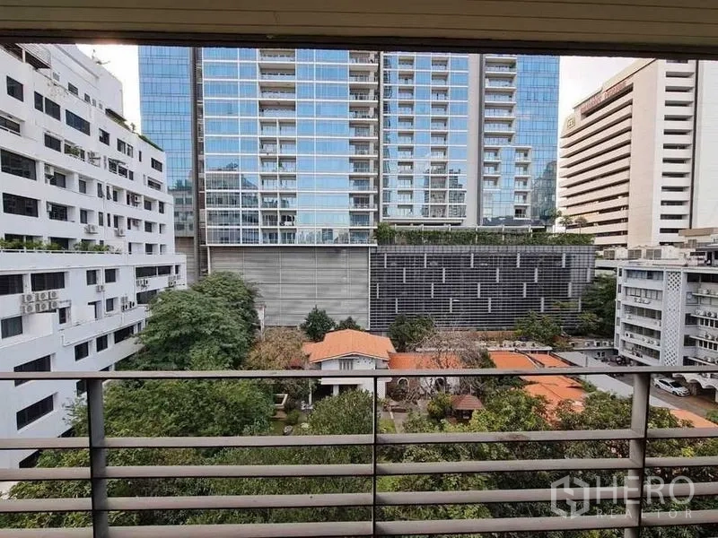 คอนโด ขายในPathum Wan, Bangkok - วิวจากระเบียงไปยังตึกกระจกสูงและอาคารรอบข้าง