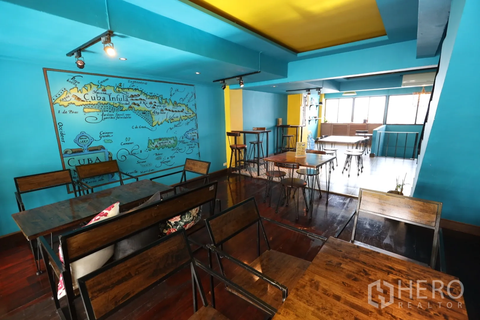 店屋 出租或出售在Khlong Toei, Bangkok - 二层休闲区，木地板与瓷砖混合，古巴地图墙面